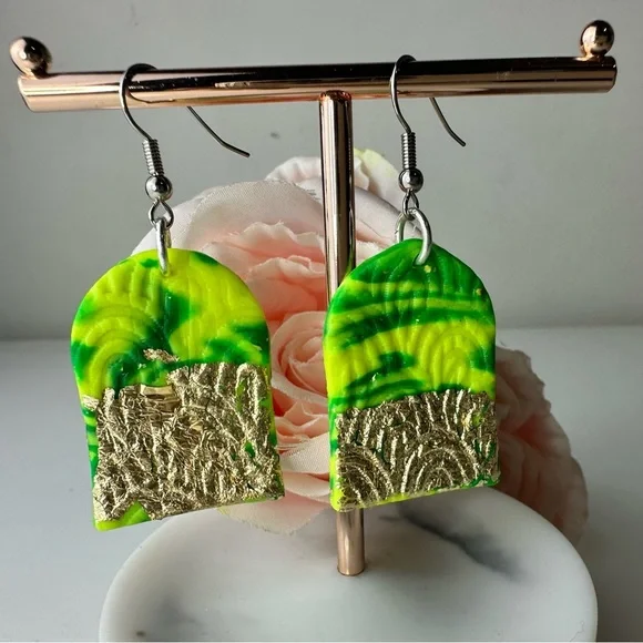Hand made light weight Cute Lime and Gold earrings - Picture 4 of 5